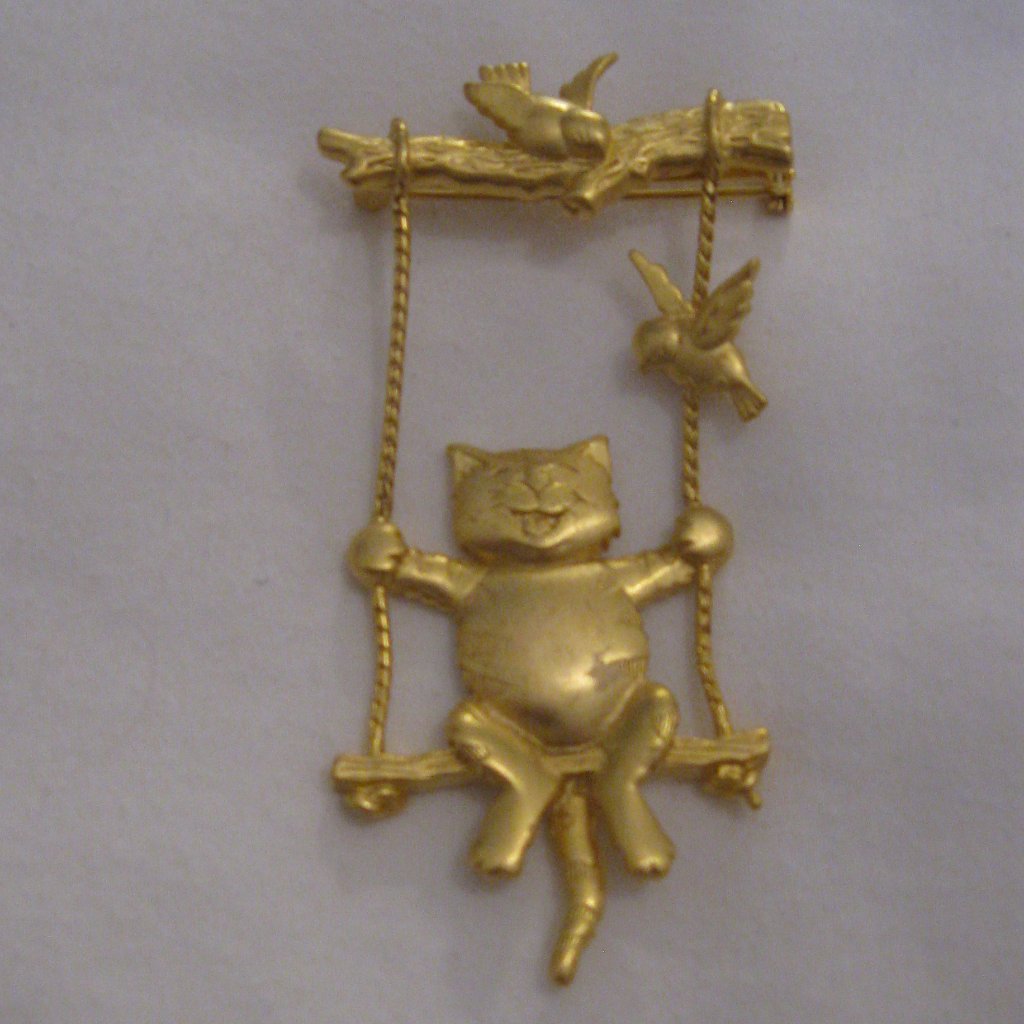 Vintage 80s Swinging Cat Brooch Matte Gold By Jj Jonette Jewelry